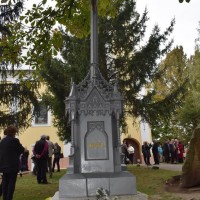 Keresztút várja a híveket és a zarándokokat a fényeslitkei római katolikus templom kertjében