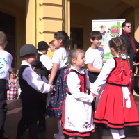Óvodások népesítették be a Kossuth teret a Magyar Népi Játék Napján