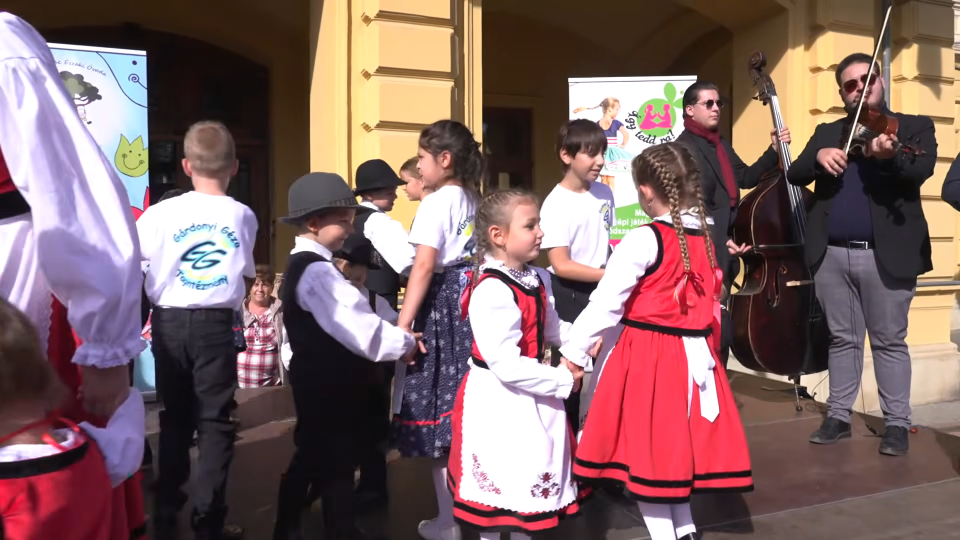 Óvodások népesítették be a Kossuth teret a Magyar Népi Játék Napján